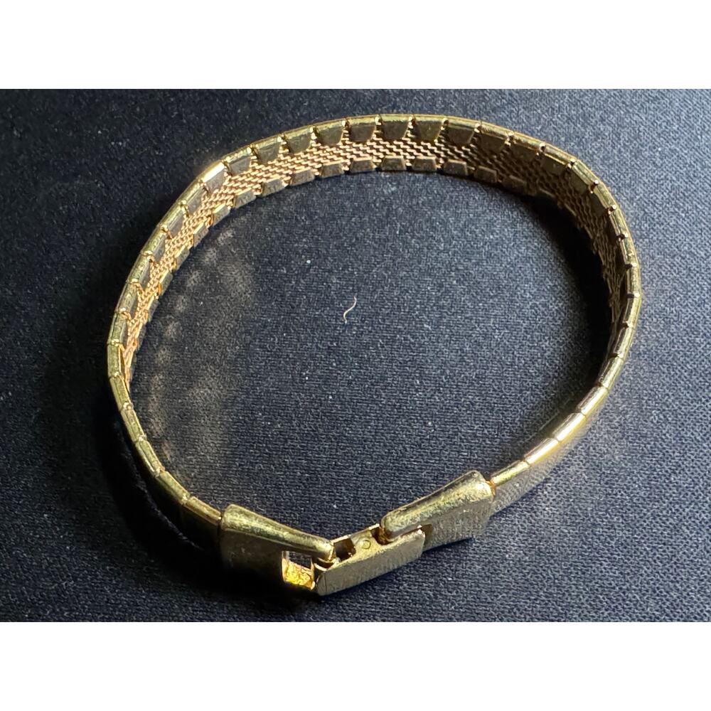 Trifari Gold Tone Panel Link Fold Over Clasp Bracelet Size 7 - Picture 2 of 6